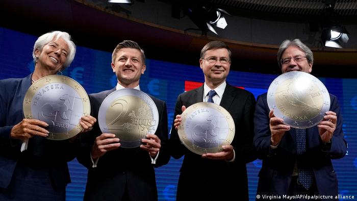 Christine Lagarde, Zdravko Marić, Zybnek Stanjura i Paolo Gentiloni drže hrvatske kovanice eura načinjene od papira