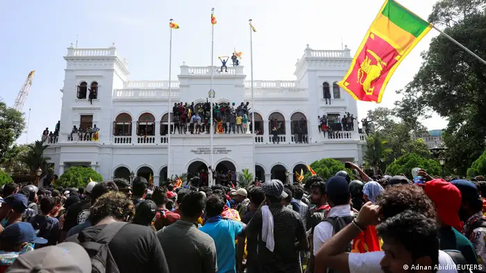 2022年，在严重经济危机的背景下，斯里兰卡涌现抗议浪潮，陷入动荡局势。4月，债台高筑的斯里兰卡政府就宣布无力偿还外债，面临国家破产。图为2022年7月，示威者进入总理府