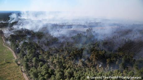伴随着极端高温而来的还有极度干旱，欧洲各地也因此频发森林火灾。许多村镇不得不被消防部门紧急撤离。图为7月中旬法国西南部的一场山火。