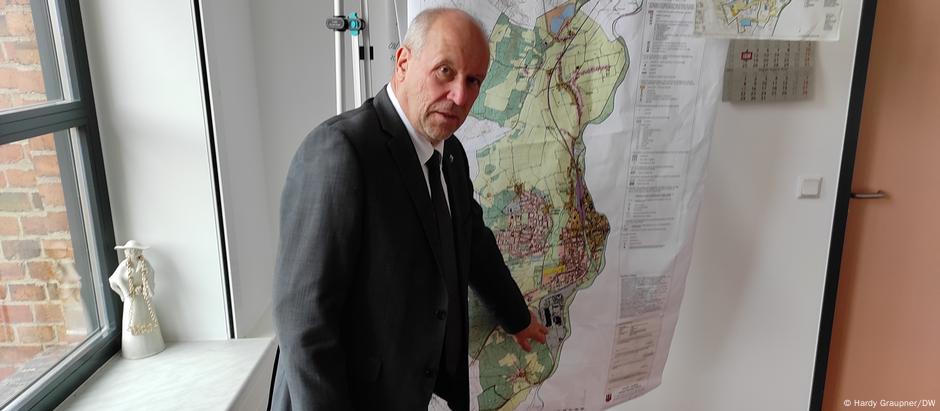 Prefeito de Guben, Fred Mahro, aponta para onde será construída fábrica para produção de hidróxido de lítio