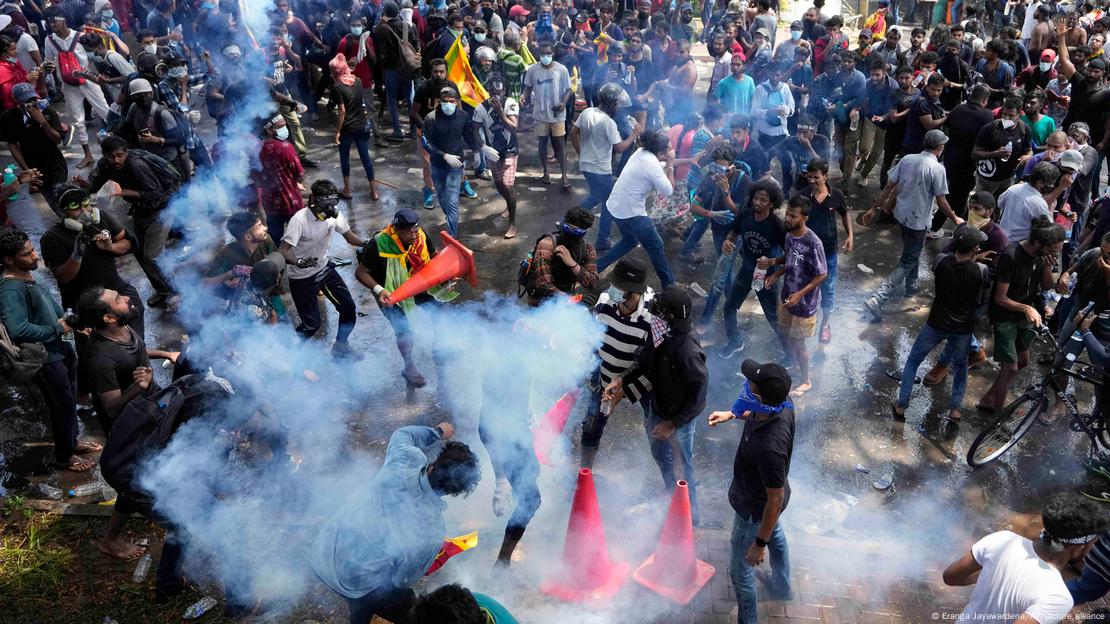 دو ہزار بائیس کے ملک گیر عوامی احتجاجی مظاہروں کے دوران ملکی دارالحکومت میں پولیس کی طرف سے مظاہرین کے خلاف آنسو گیس کے استعمال کی ایک تصویر دو ہزار بائیس کے ملک گیر عوامی احتجاجی مظاہروں کے دوران ملکی دارالحکومت میں پولیس کی طرف سے مظاہرین کے خلاف آنسو گیس کے استعمال کی ایک تصویر