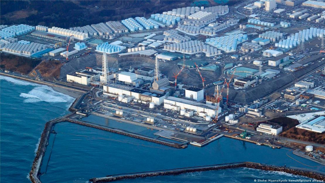 A foto é uma imagem aérea da usina nuclear de Fukushima, no Japão. Nela é possível ver reatores e torres próximas do oceano.
