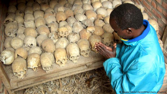Ruanda Nyamata Überlebender an Gebeinen der Opfer des Völkermords 