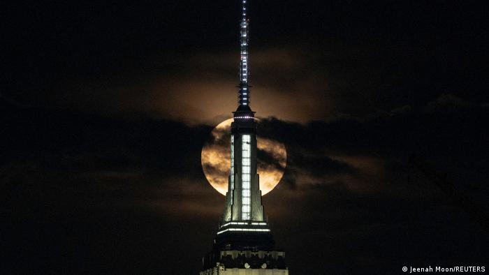 Luna llena en el cielo de Nueva York: en la imagen se ve a la luna llena del ciervo detrás de la cúpula de un edificio.