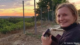 Valerie Maas mit einer Ukulele in der Hand vor dem Sonnenuntergang in Spanien Valerie Maas mit einer Ukulele in der Hand vor dem Sonnenuntergang in Spanien