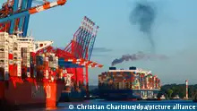 14.07.202, Hamburg - Das Containerschiff CMA CGM Zheng He (r) der Reederei CMA CGM legt am Containerterminal Eurogate im Waltershofer Hafen an. Im Konflikt um die Entlohnung der Hafenarbeiter an den großen deutschen Nordseehäfen ist weiterhin keine Einigung in Sicht. Die Gewerkschaft Verdi hat die Beschäftigten der Seehäfen zu einem 48-stündigen Warnstreik aufgefordert.
