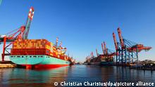 14.07.202, Hamburg - Das Containerschiff CMA CGM Zheng He (hinten) der Reederei CMA CGM legt am Containerterminal Eurogate im Waltershofer Hafen an. Rechts ist das Container Terminal Burchardkai (CTA) der HHLA (Hamburger Hafen und Logistik AG) zu sehen. Im Konflikt um die Entlohnung der Hafenarbeiter an den großen deutschen Nordseehäfen ist weiterhin keine Einigung in Sicht. Die Gewerkschaft Verdi hat die Beschäftigten der Seehäfen zu einem 48-stündigen Warnstreik aufgefordert.