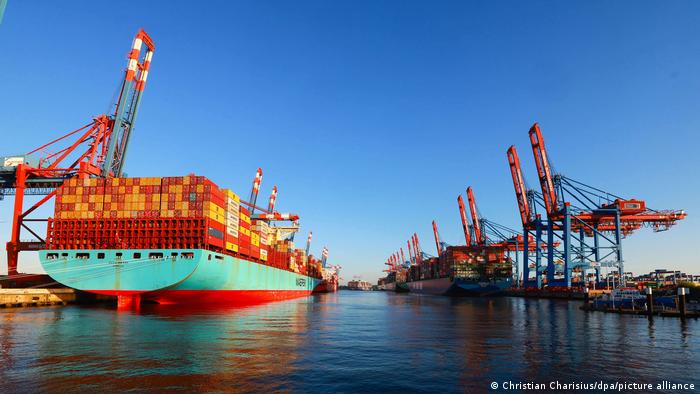 A container ship on a wharf in the Hamburg port