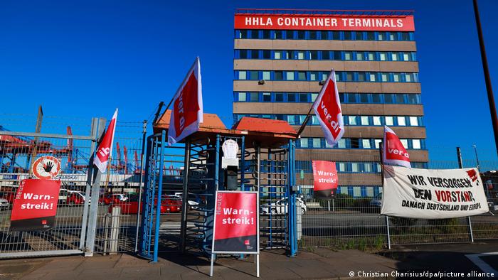 Streikplakate und Verdi-Fahnen am Eingang zu den Container-Terminals im Hamburger Hafen