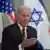 Presidente Joe Biden diante de bandeiras dos EUA e de Israel