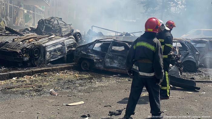 Rescatistas y bomberos inspeccionan la zona destruida por misiles rusos en Vinnytsia, Ucrania. (14.07.2022).