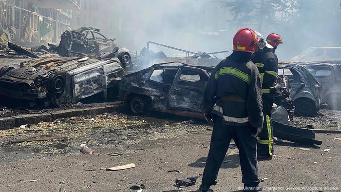 Rescatistas y bomberos inspeccionan la zona destruida por misiles rusos en Vinnytsia, Ucrania. (14.07.2022). Rescatistas y bomberos inspeccionan la zona destruida por misiles rusos en Vinnytsia, Ucrania. (14.07.2022).