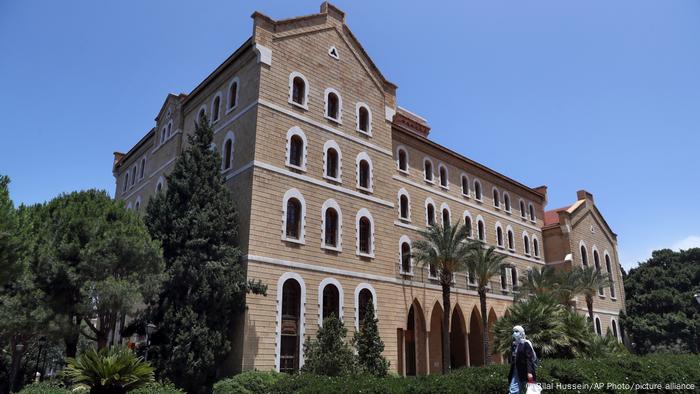 Lebanese American University de Beirute exige que suas taxas sejam pagas em dólares americanos