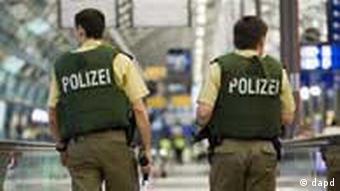 Zwei Beamte der Bundespolizei, von denen einer eine Maschinenpistole in den Händen hält (r.), patroullieren auf dem Flughafen Leipzig/Halle (Foto: dapd)