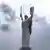Giganticul Monument al Patriei-Mamă din Kiev. Deşi datează din perioada sovietică el este emblematic pentru Ucraina de astăzi