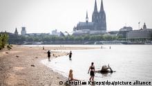Zahlreiche Menschen kühlen sich im Rhein ab. Hohe Temperaturen von vielerorts weit über 30 Grad haben die Menschen auch in Nordrhein-Westfalen ins Schwitzen gebracht.