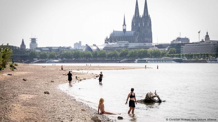 Baigneurs dans le Rhin avec la cathédrale de Cologne en arrière-plan