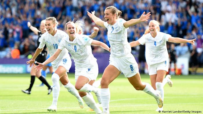 Les joueurs islandais célèbrent un but contre l'Italie à l'Euro 2022
