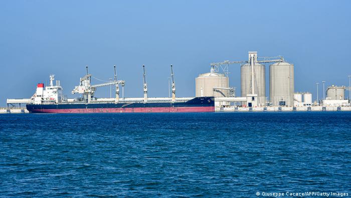 Saudi-Arabien" %ltanker am Hafen von Ra al-Khair Saudi-Arabien" %ltanker am Hafen von Ra al-Khair
