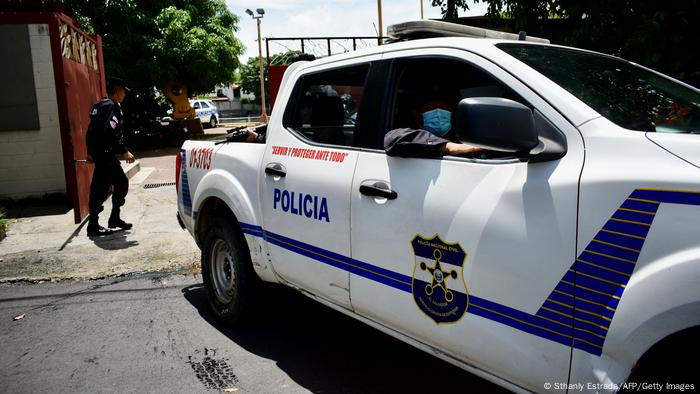 Foto de una patrulla de la Policía a las afueras de la FESFUT de El Salvador.