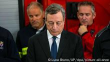 ARCHIV - 04.07.2022, Italien, Canazei: Mario Draghi (M), Ministerpräsident von Italien, nimmt an einer Pressekonferenz nach einem Gletscherbruch teil. Italiens Ministerpräsident Mario Draghi will als Konsequenz aus einer Regierungskrise zurücktreten.(zu dpa Italiens Regierungschef Draghi will zurücktreten) Foto: Luca Bruno/AP/dpa 