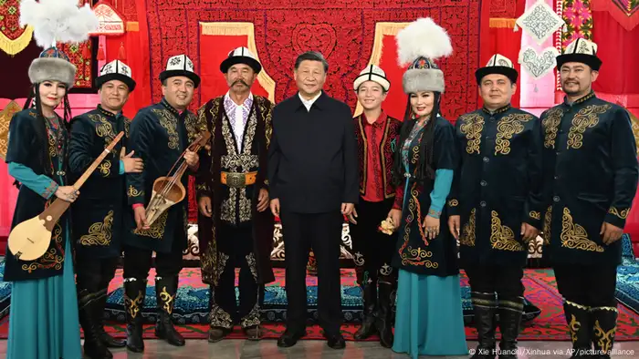 中國國家主席習近平去年視察新疆時，與少數民族的表演者合照。 