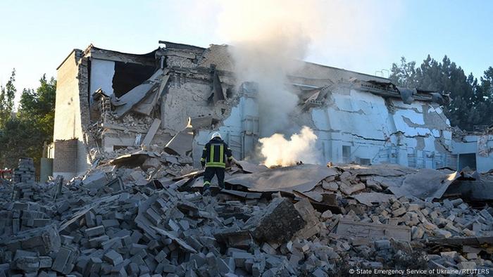 Ediício destruído em Mykolaiv após ataque russo. Cidade tem sido alvo de ataques desde o início do conflito