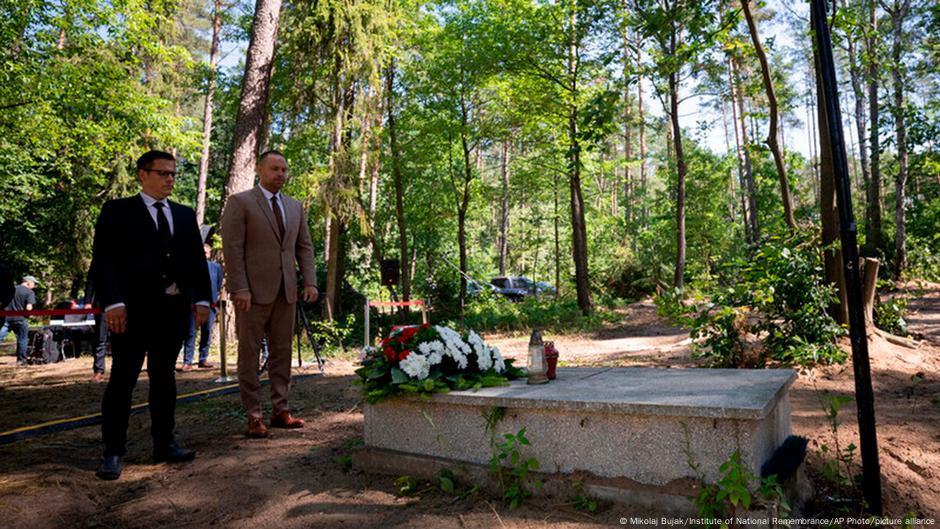 Karol Navrocki (desno), tada direktor Instituta za nacionalno sećanje (IPN) u blizini Džaldova, Poljska, u sredu, 13. jula 2022. Specijalni istražitelji u Poljskoj saopštili su da su pronašli masovne grobnice koje sadrže pepeo najmanje 8.000 Poljaka koje su nacistički Nemci ubili tokom Drugog svetskog rata u pogubljenjima u šumi. Okupatorske nacističke vlasti pokušale su da prikriju ubistva spaljivanjem tela i sadnjom drveća na mestima masovnih grobnica.