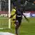 Der Nigerianer Dudu Omagbemi bejubelt einen Treffer in einem Spiel der Indian Super League im November 2016