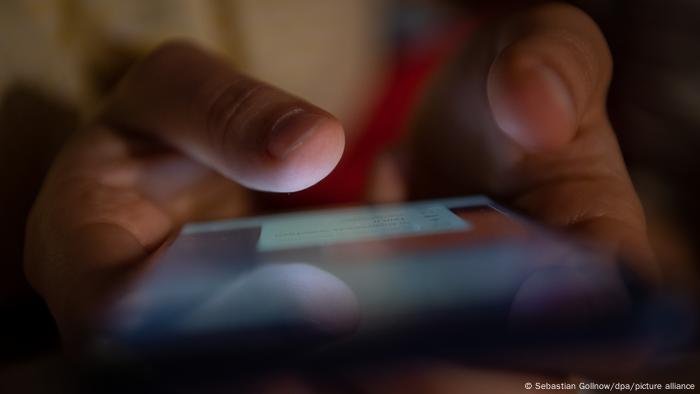 Foto simbólica de una persona que usa un celular