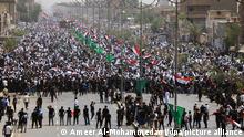 15.07.2022, Irak, Baghdad: Tausende von Anhängern von Muqtada al-Sadr, irakischer schiitischer Geistlicher und Religionsanführender der Sadristen Bewegung, versammeln sich auf den Straßen, um das wöchentliche muslimische Freitagsgebet zu verrichten. Foto: Ameer Al-Mohammedawi/dpa +++ dpa-Bildfunk +++