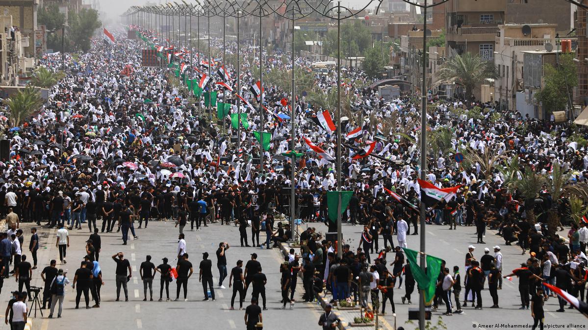 Iraq Thousands of alSadr supporters rally in Baghdad DW 07/15/2022