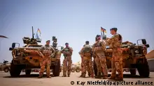 Bundeswehrsoldaten stehen beim Besuch der Außenministerin in Gao in Mali im Feldlager Camp Castor an ihren Fahrzeugen. Die Bundeswehr ist in dem westafrikanischen Land an der UN-Mission Minusma und der EU-Ausbildungsmission EUTM beteiligt.