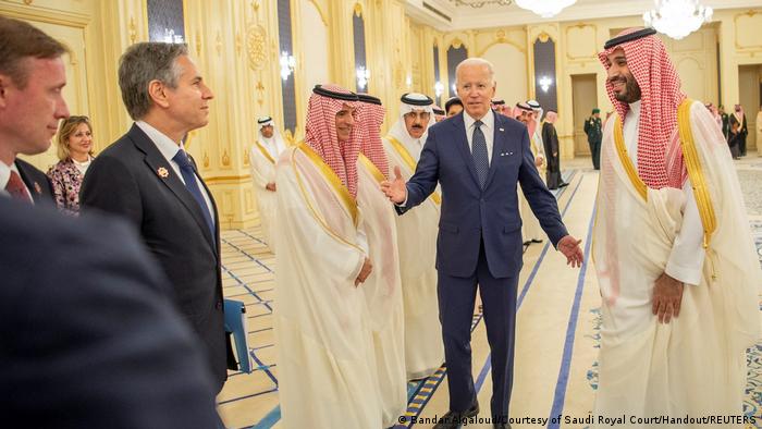 Biden durante su encuentro con el líder saudita Salman bin Abdulaziz.