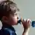 Undatiertes Foto zeigt einen Asthma erkrankter, dreijaehriger Junge bei der Inhalation eines Sprays. Solche Sprays bremsen die Entzuendungsreaktion und gehoeren bei vielen Asthmatikern zur Dauertherapie. (AP Photo/Jens Kuhr) ** zu unserer APD3339 **