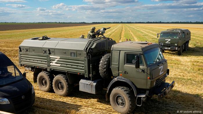 Tropas rusas intimidan a campesinos ucranianos durante la recolección de la cosecha de trigo en Melitopol, Ucrania