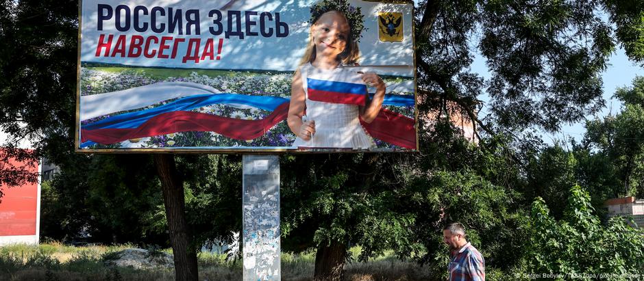 Cartaz em russo na cidade de Kherson diz: 