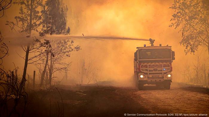 Bombeiros combatendo chamas na França