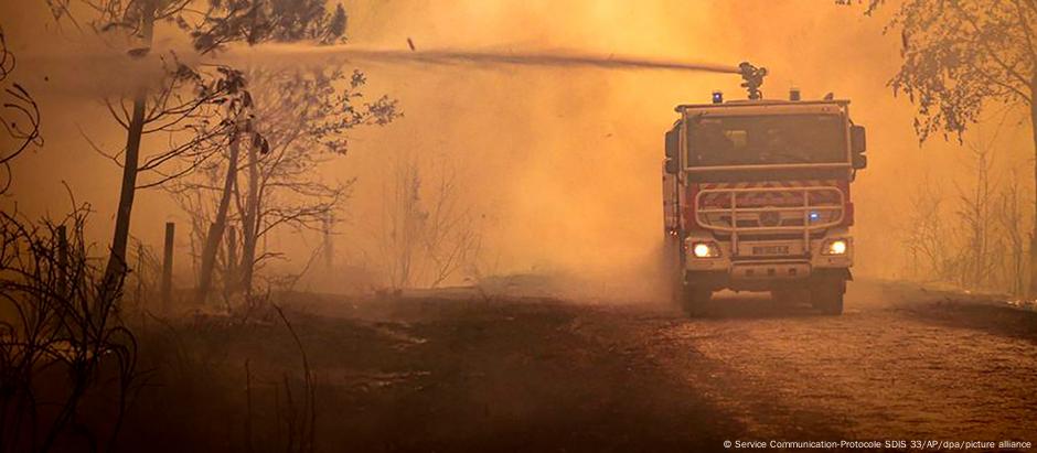 Bombeiros combatendo chamas na França