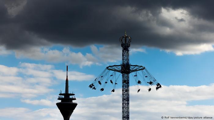 Tras dos años de pausa debido a la pandemia, la Feria del Rin, en Düsseldorf, vuelve a abrir sus puertas. Se trata de la mayor celebración de este tipo en el estado federado de Renania del Norte-Westfalia, que este año ofrece a los visitantes una veintena de nuevas atracciones para pasar la jornada. Al fondo se ve la Torre del Rin, uno de los símbolos de la capital renana.