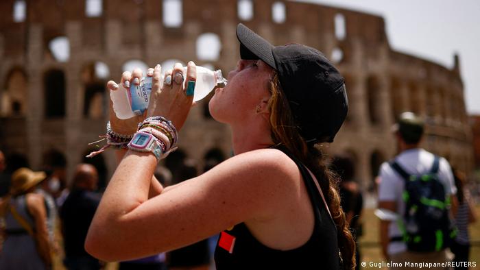 Frau trinkt bei Hitze aus Wasserflasche