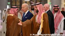 Joe Biden (2.v.l), Präsident der USA, und Mohammed bin Salman (M), Kronprinz von Saudi-Arabien, gehen im Rahmen des Golf-Kooperationsrates zu einem Fototermin. US-Präsident Joe Biden hat vor den Führern mehrerer arabischer Länder die Wichtigkeit offener Gesellschaften und der Meinungsfreiheit hervorgehoben. +++ dpa-Bildfunk +++