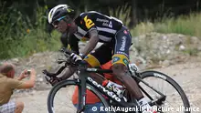 ROT // Adrien NIYONSHUTI (RWA / Team MTN Qhubeka) auf einer Abfahrt - Tour of Utah 2015 - 4. Etappe Heber Valley -