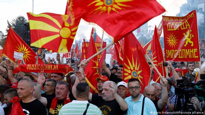 Протестиращи в Скопие срещу предложението на френското председателство