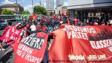 Gegendemonstranten stehen mit Transparenten auf dem Bahnhofsvorplatz. Die rechtsextremen Neue Stärke Partei“ (NSP) hat zu einer Demo in der Landeshauptstadt aufgerufen.