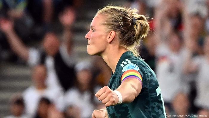 Alexandra Popp freut sich über ihren Treffer zum 2:0 gegne Finnland und ballt die Fäuste Alexandra Popp freut sich über ihren Treffer zum 2:0 gegne Finnland und ballt die Fäuste