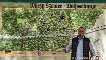 Reiseführer Lukas Polubinski vor einem Lageplan der Wolfsschanze Datum/Ort: 1. Juni 2022 in Polen.

