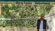 Reiseführer Lukas Polubinski vor einem Lageplan der Wolfsschanze Datum/Ort: 1. Juni 2022 in Polen.
