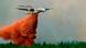Un avión cisterna vuela sobre los bosques de Landiras en España Un avión cisterna vuela sobre los bosques de Landiras en España