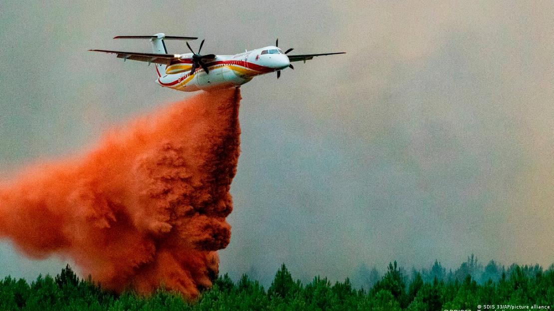 Avião combate incêndio na França